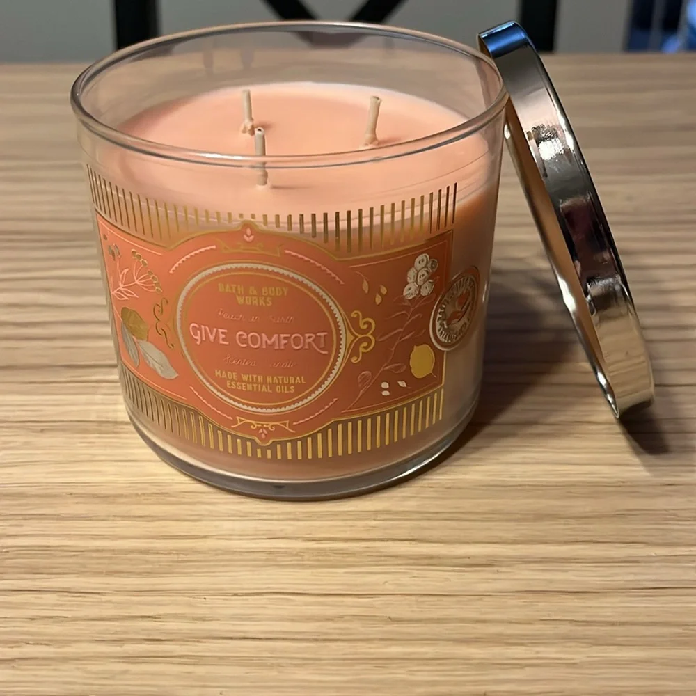 Bath & Body Works 3 Wick Candle. Give Comfort. Peach On Earth.
